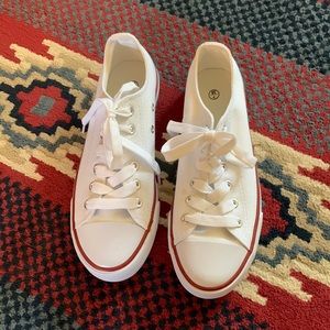 Womens NWOT tennis shoes.